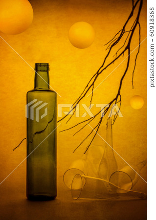 Still life with falling balls 60918368