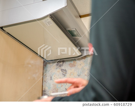 廚房通風風扇下方是家中唯一的吸煙區 廚房通風風扇下方是家中唯一的吸煙區 60918729