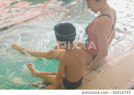 Kids swimming 60918745