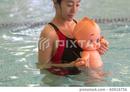 Baby swimming instruction teacher 60918756