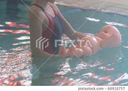 Baby swimming instruction teacher 60918757