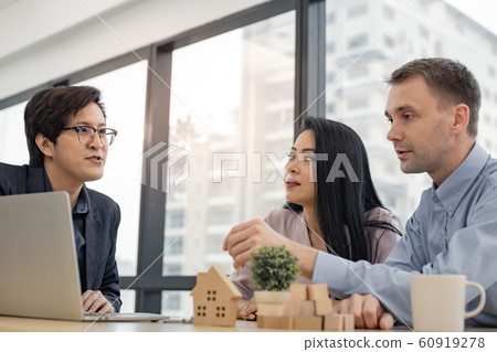 Sales representative offer house purchase contract 60919278