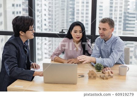 Sales representative offer house purchase contract Sales representative offer house purchase contract 60919279