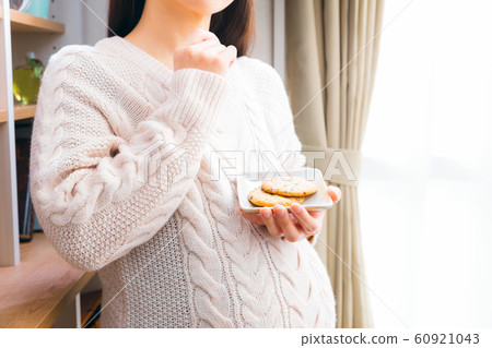 Cookie worried pregnant woman 60921043