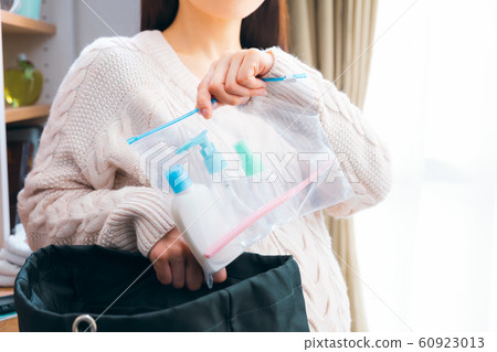 孕婦在醫院準備洗衣服 孕婦在醫院準備洗衣服 60923013