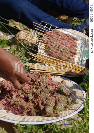 [約旦]鹽，在山上烤羊肉串 60924048