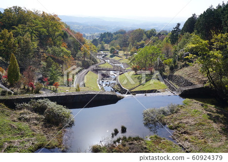 The foothills of Mt. Nagi in Nagi-cho, Okayama Prefecture "Yamanoeki": Looking down at the park from Tenkubashi 60924379