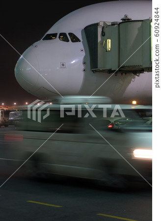 The plane is standing by the tunnel. Traffic at 60924844