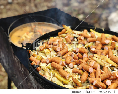 Hunting sausages with potatoes Hunting sausages with potatoes 60925011