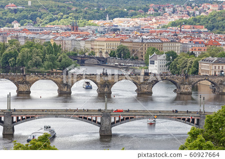 巨大的節拍器的伏爾塔瓦河河和布拉格城市景觀 60927664