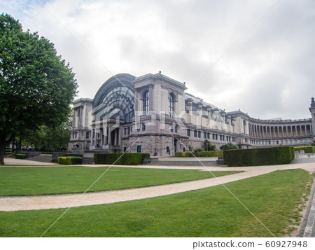 布魯塞爾歷史建築凱旋門和綠色公園 布魯塞爾歷史建築凱旋門和綠色公園 60927948
