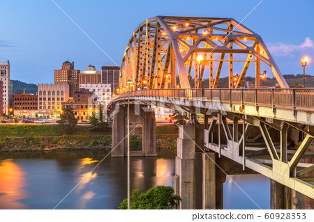 Charleston, West Virginia, USA downtown skyline 60928353