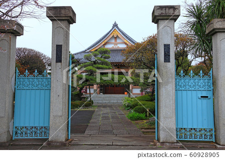 Eijuin main hall seen from the mountain gate 60928905