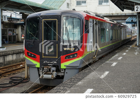 土佐黑潮鐵道中村站的特急“足利”用JR四國2700系列列車 土佐黑潮鐵道中村站的特急“足利”用JR四國2700系列列車 60929725