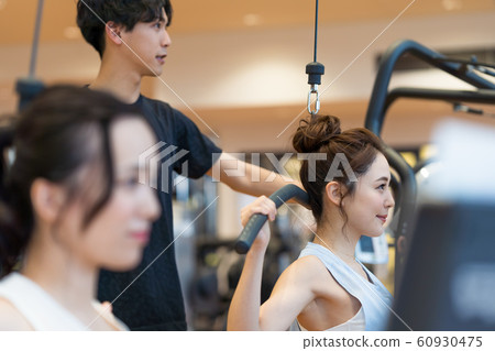在健身房的年輕女子 在健身房的年輕女子 60930475