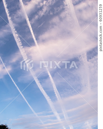 四個凝結尾跡在藍藍的天空中流動 60931259