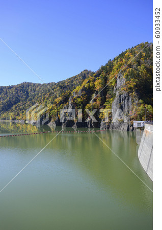 北海道定山溪北平峽大壩的秋葉 60933452