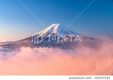 [Yamanashi Prefecture] Mt. Fuji, large sea of clouds in the morning 60933585