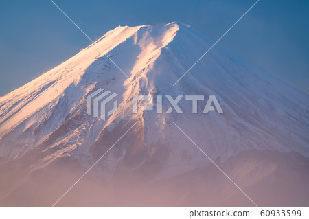 [Yamanashi Prefecture] Mt. Fuji, large sea of clouds in the morning 60933599