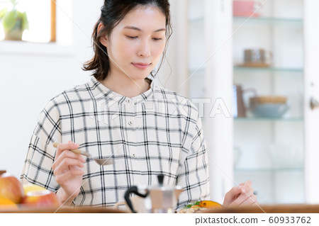 女性用餐用餐廚房 女性用餐用餐廚房 60933762