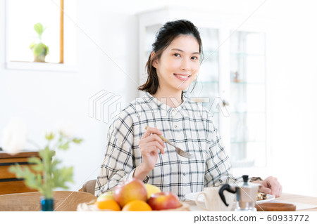 Female Dining Dining Kitchen 60933772