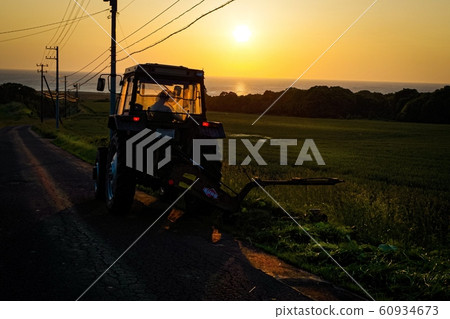 夕陽下行駛的拖拉機(北海道石狩市) 夕陽下行駛的拖拉機(北海道石狩市) 60934673