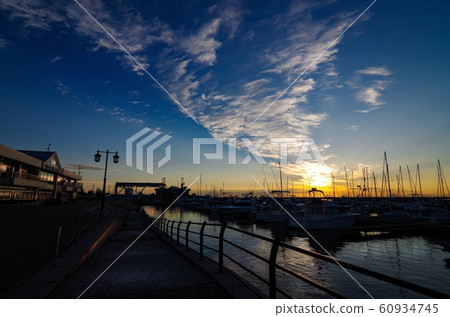 小樽港碼頭日出時（北海道小樽市） 60934745