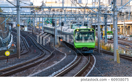 日本的東京城市景觀火車接近西日暮里站 60938075