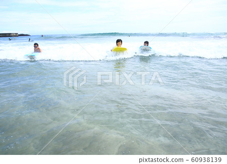 享受海水浴的家庭 享受海水浴的家庭 60938139