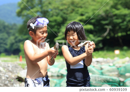 孩子們喜歡釣魚 孩子們喜歡釣魚 60939109