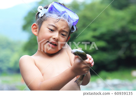 男孩們喜歡釣魚 60939135