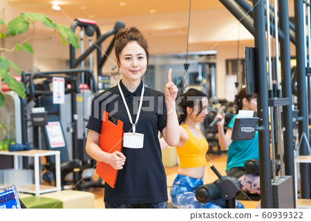 年輕女子，教練，健身房 60939322