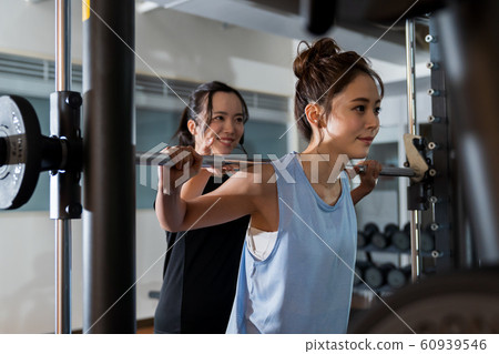年輕女子,肌肉訓練,健身房 年輕女子,肌肉訓練,健身房 60939546