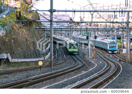 日本東京城市景觀的視圖查看在西日暮里站前行駛的火車 日本東京城市景觀的視圖查看在西日暮里站前行駛的火車 60939644