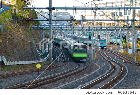 日本東京城市景觀的視圖查看在西日暮里站前行駛的火車 日本東京城市景觀的視圖查看在西日暮里站前行駛的火車 60939645
