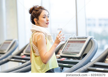 年輕女子，健身房，休息，補水 60940870