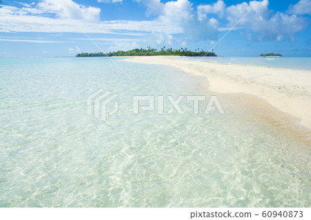 帕勞共和國Kayangel海洋路長灘和潟湖上漂浮的無人小島 60940873