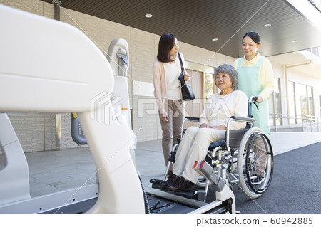 女士商務照料者老年人輪椅福利車護理車輪椅車升降機升降裝置 60942885