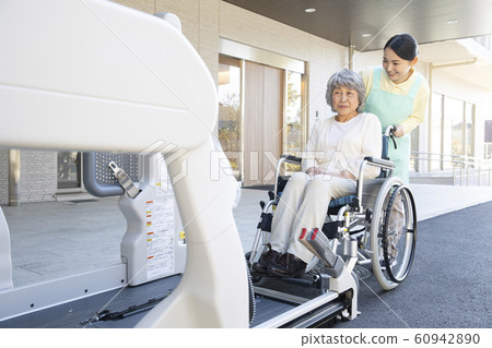 女士商務照料者老年人輪椅福利車護理車輪椅車升降機升降裝置 女士商務照料者老年人輪椅福利車護理車輪椅車升降機升降裝置 60942890