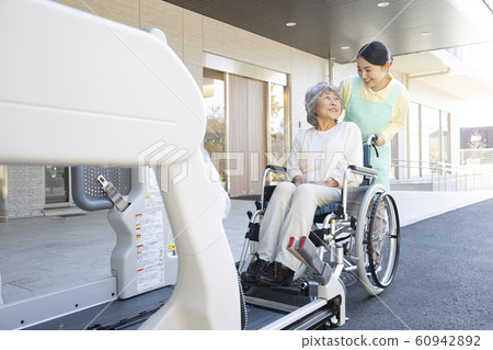 Women Business Caregivers Elderly Seniors Wheelchairs Welfare vehicles Care vehicles Wheelchair vehicles Lifts Lifting devices 60942892
