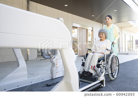 Women Business Caregivers Elderly Seniors Wheelchairs Welfare vehicles Care vehicles Wheelchair vehicles Lifts Lifting devices Women Business Caregivers Elderly Seniors Wheelchairs Welfare vehicles Care vehicles Wheelchair vehicles Lifts Lifting devices 60942893