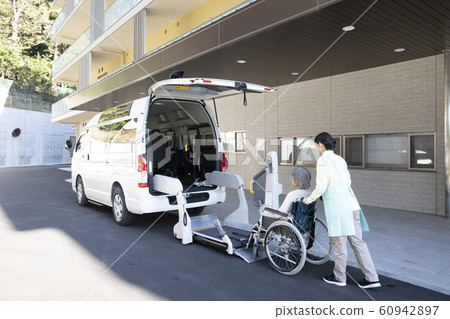 女士商務照料者老年人輪椅福利車護理車輪椅車升降機升降裝置 60942897