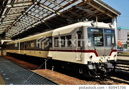 Regular train (Type 14760) stopped at Toyama Station on the Toyama Regional Railway Main Line Regular train (Type 14760) stopped at Toyama Station on the Toyama Regional Railway Main Line 60945706