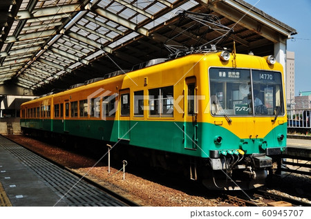 Regular train (Type 14760) stopped at Toyama Station on the Toyama Regional Railway Main Line Regular train (Type 14760) stopped at Toyama Station on the Toyama Regional Railway Main Line 60945707