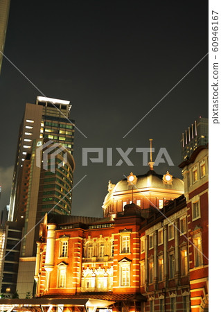 晚上北出口的風景，背景是東京的商業區[東京站] 60946167