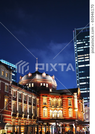 東京站南出口在夜晚照耀著夜空 東京站南出口在夜晚照耀著夜空 60946170