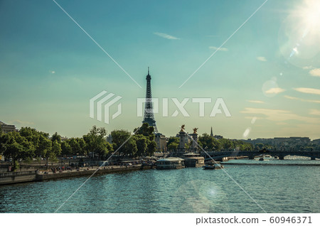 Seine River with bridge and the Eiffel Tower in Paris 60946371