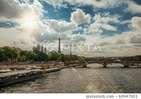 Eiffel Tower and bridge at the Seine River in Paris 60947001