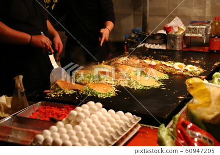 Okonomiyaki at night shop (Hiroshima ware) Okonomiyaki at night shop (Hiroshima ware) 60947205