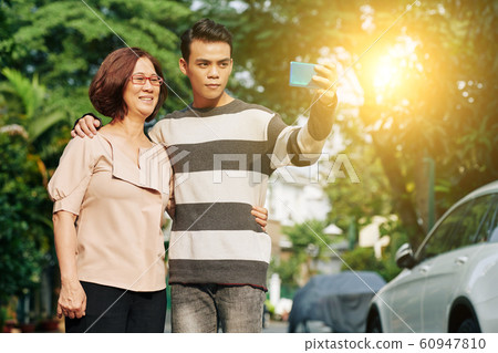 Photographing mother and son 60947810